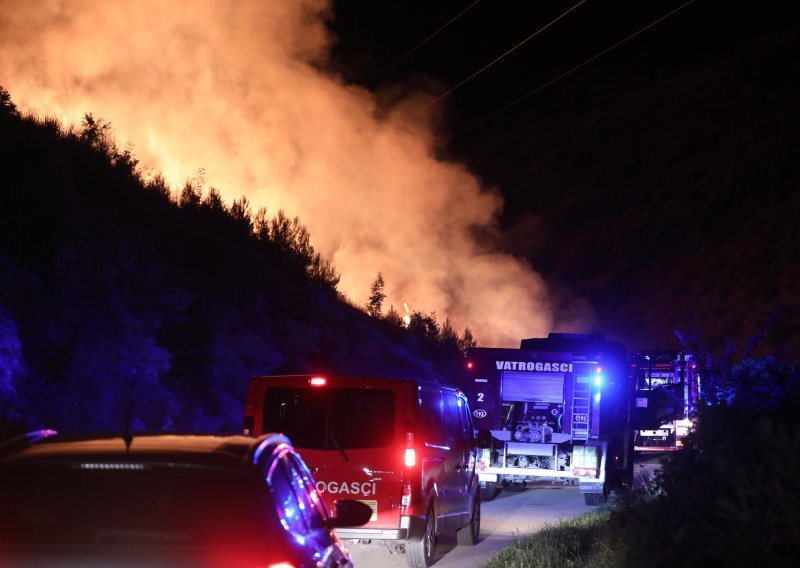 Tri vatrogasca ozlijeđena su tijekom gašenja požara u Žrnovnici