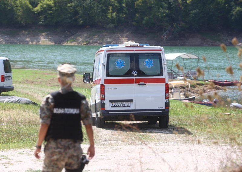 Helikopter Oružanih snaga BiH srušio se u Jablaničko jezero, jedan član posade ozlijeđen