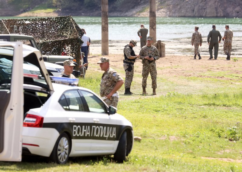 Vojni helikopter srušio se zakvačivši dalekovod: Dvije žice je presjekao, treća ga je oborila