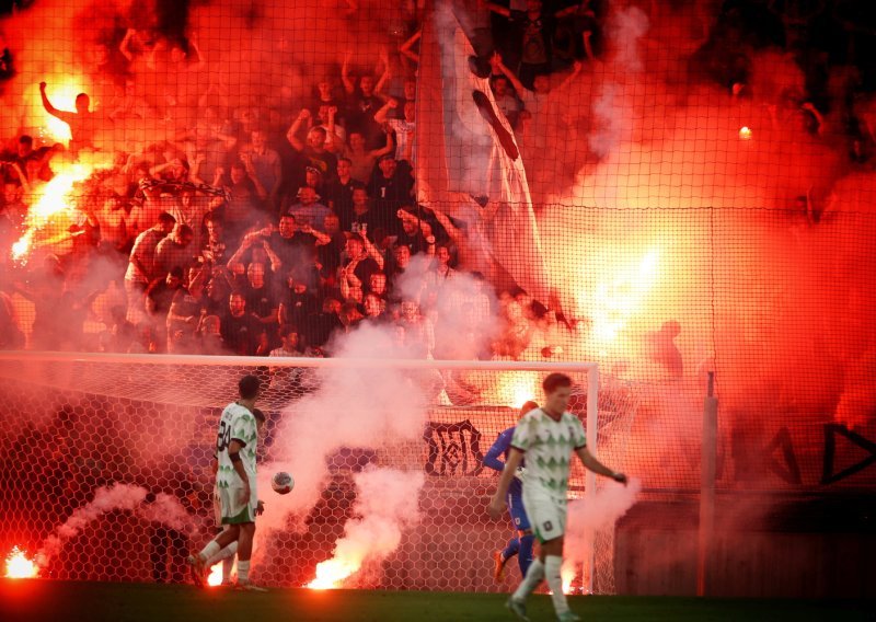 Rijeka doživjela težak debakl, a bijesna Armada bakljadom prekinula utakmicu