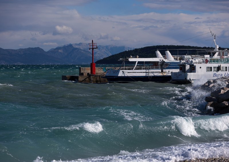 DHMZ objavio crveni meteoalarm: 'Izbjegavajte putovanja, vrijeme je opasno po život'