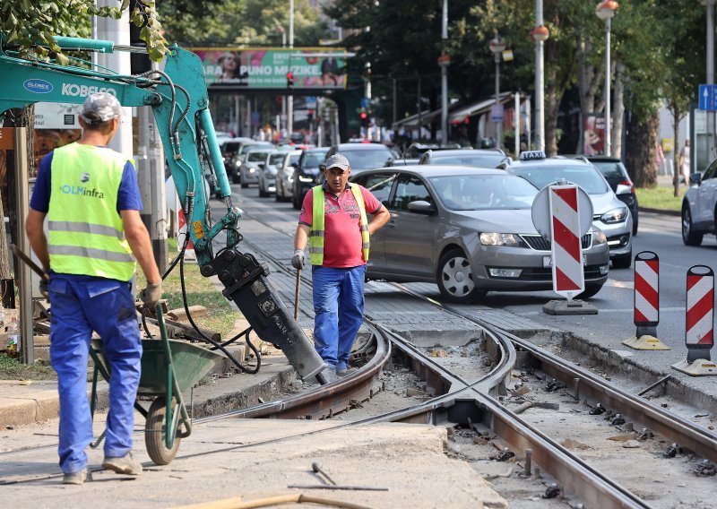 Prometni kaos u Zagrebu: Automobil upao u raskopani dio pruge