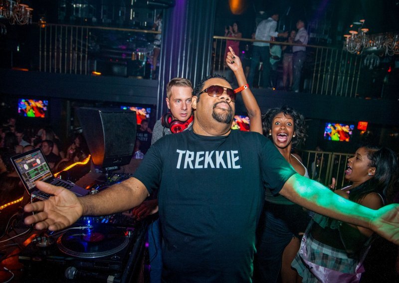 Američki reper Fatman Scoop srušio se na pozornici, nije mu bilo spasa