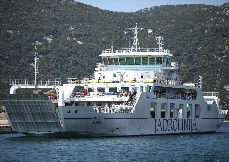 Nakon pada rampe oglasila se Jadrolinija, demantiraju da je u brod ušla voda