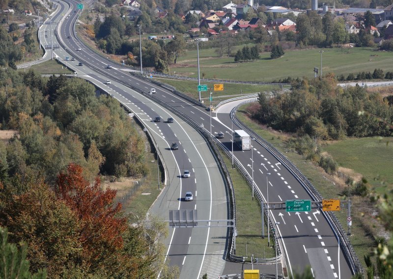 Vozači, pazite: Srna luta po autocesti A6, magla smanjuje vidljivost u Lici