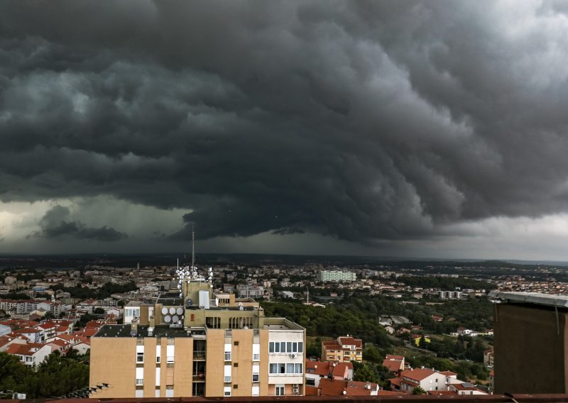 Moglo bi biti opasno: 'Zaštitite se od munja, prijete bujične poplave, olujni udari i tuča'