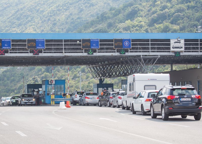 Zapalio se auto na granici s Crnom Gorom