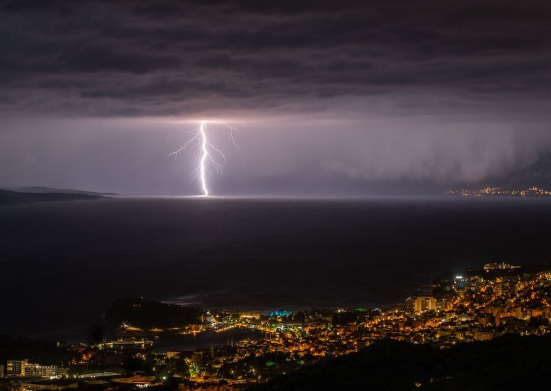 Nevrijeme poharalo Dalmaciju: Bujice se slijevale s Kozjaka, došlo je do odrona, a pala je i tuča