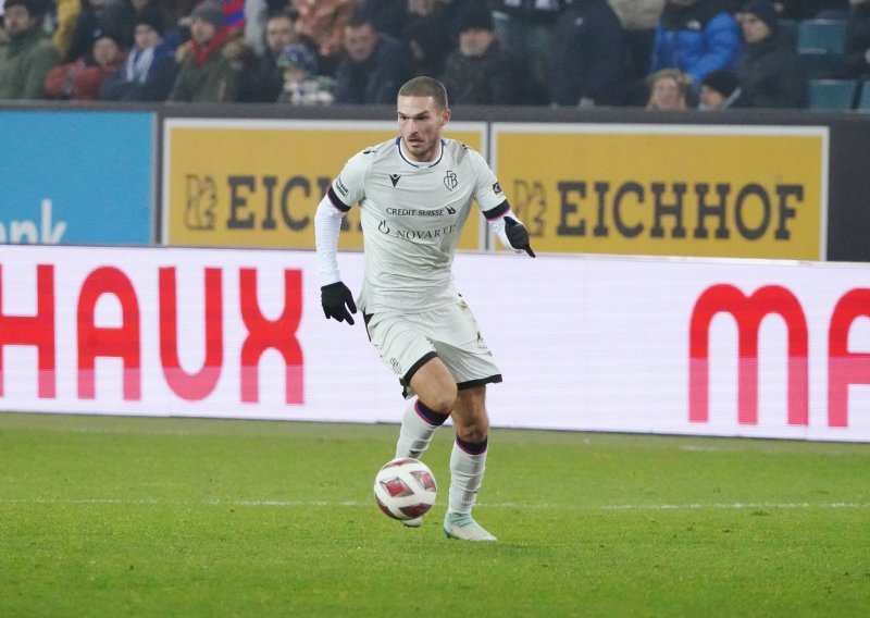 Igrač Srbije snimljen kako pješke ide sa stadiona nakon utakmice sa Španjolcima