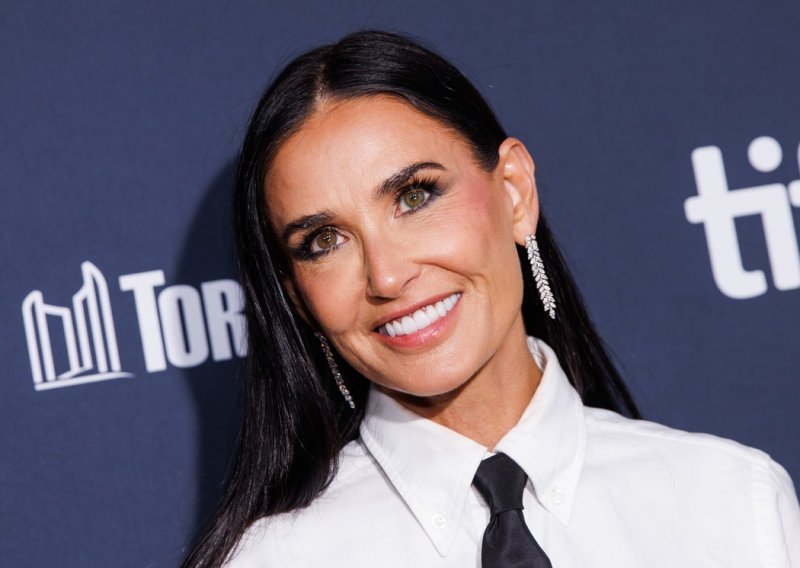 Demi Moore zna kako privući pozornost, čak i kad je 'zakopčana do grla'