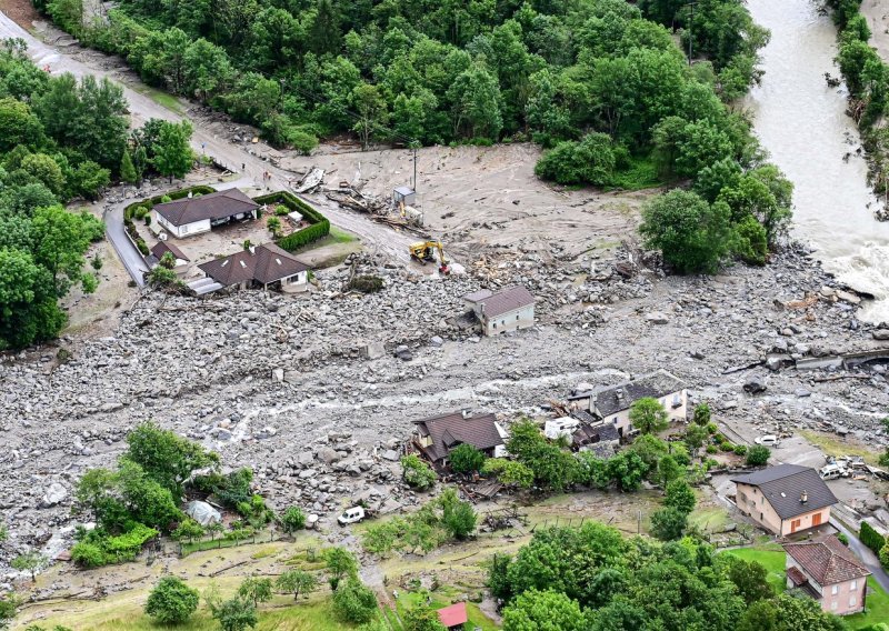 Švicarska nakon oluja i klizišta turiste evakuira helikopterom