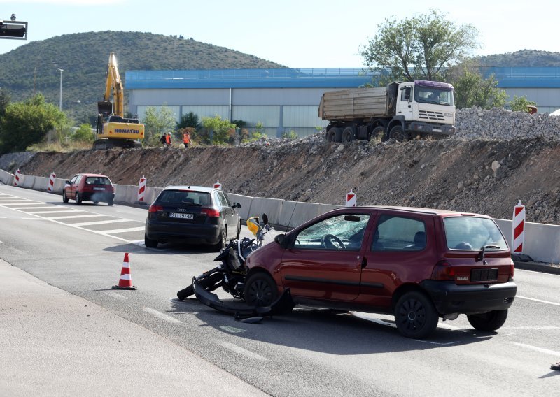 Zbog prometne nesreće na Jadranskoj magistrali vozi se jednim trakom