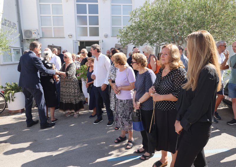 Rodno Preko na Ugljanu ispratilo Budimira Lončara, pogledajte tko je sve došao