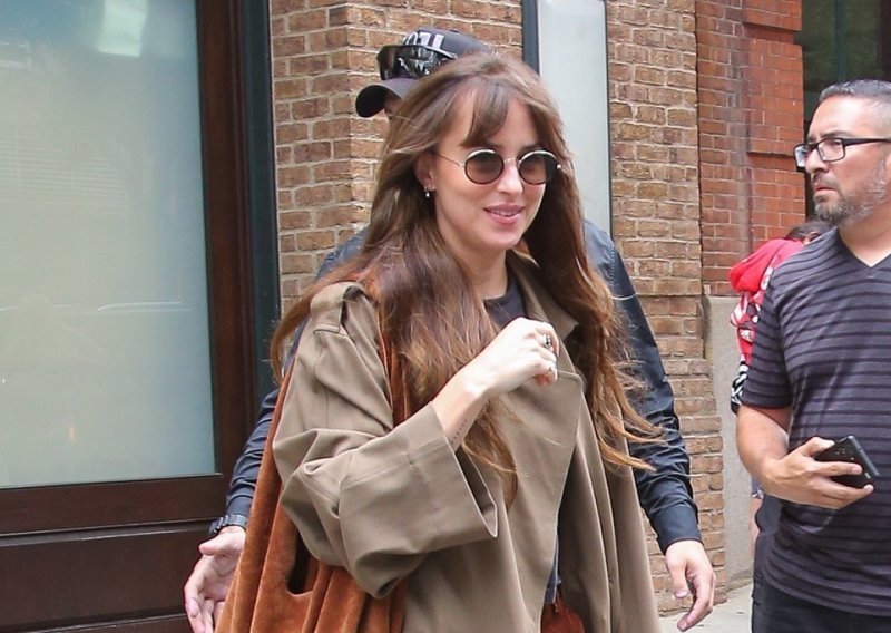 Dakota Johnson spojila najpoželjnije komade sezone, a nosi ih uz adidasove tenisice koje malo tko ima