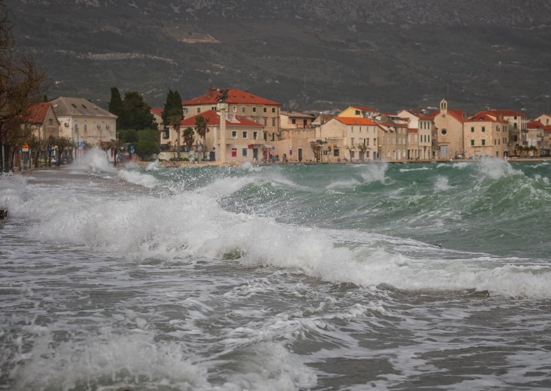 Velikom dijelu Hrvatske prijete oluje, bujične poplave i tuča: 'Zaštitite se od munja'