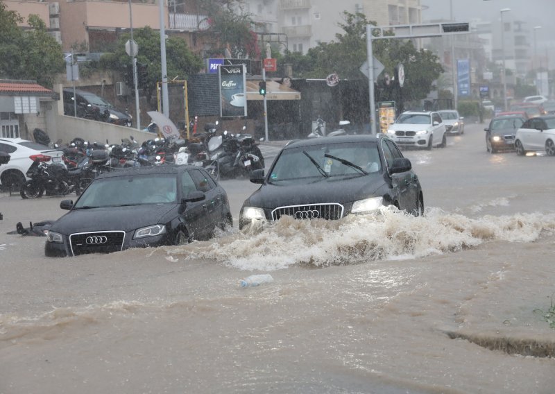 Poznati makarski ugostitelj: Četiri sata borimo se s vodom, jasno je zašto se ovo dogodilo