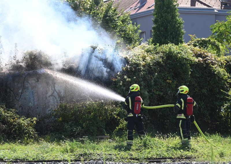 Gori kod Zapadnog kolodvora u Zagrebu, vatrogasci na terenu