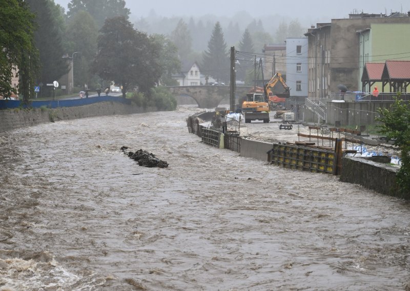 Četvero mrtvih u Rumunjskoj: Poplave nose sve pred sobom, evakuirane stotine ljudi