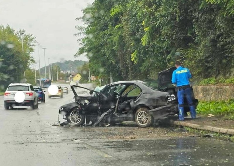 BMW-om proklizao u zavoju, odletio u zid pa se zabio u stup: Vozač teško ozlijeđen