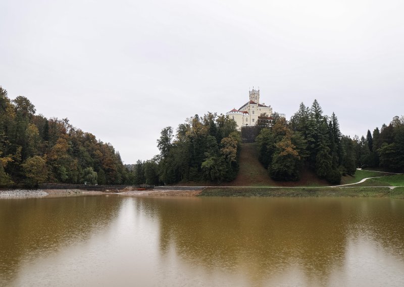 Obilna kiša počela puniti Trakošćansko jezero: Pogledajte novu vizuru dvorca