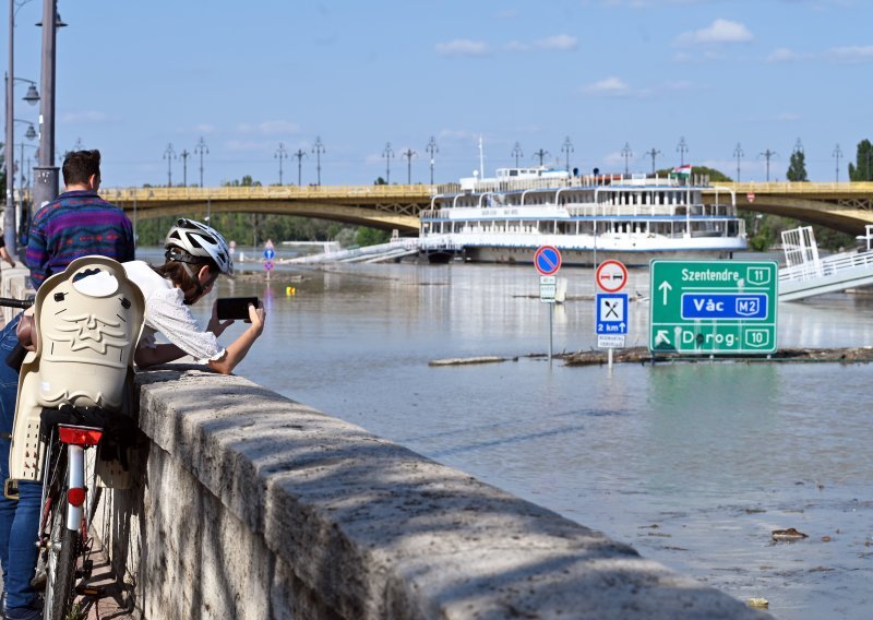 Dunav na rekordnoj razini: Budimpešta se žustro priprema za poplave