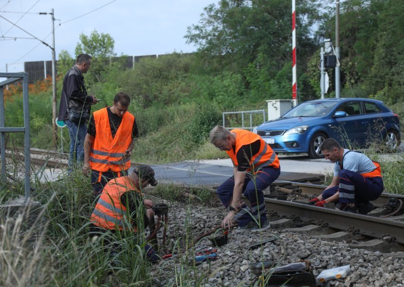 Vlak nakon sudara vukao BMW još 70 m; HŽ: Vozio je slalom između spuštenih polubranika