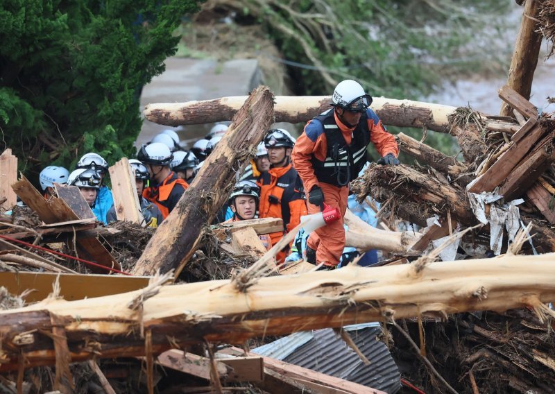 Rekordne kiše potopile dijelove Japana: Aktivirala se klizišta, poginulo šest osoba