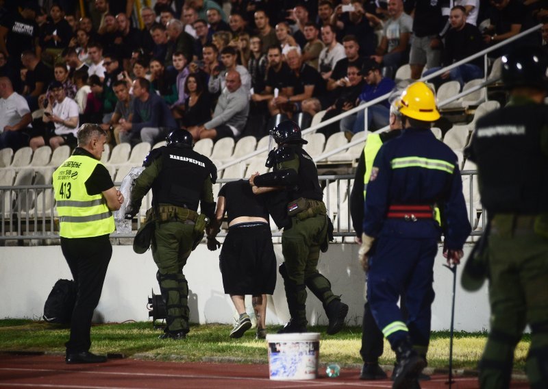 Užas u Beogradu; Grobari razbijali svlačionice, lice trenera u šavovima