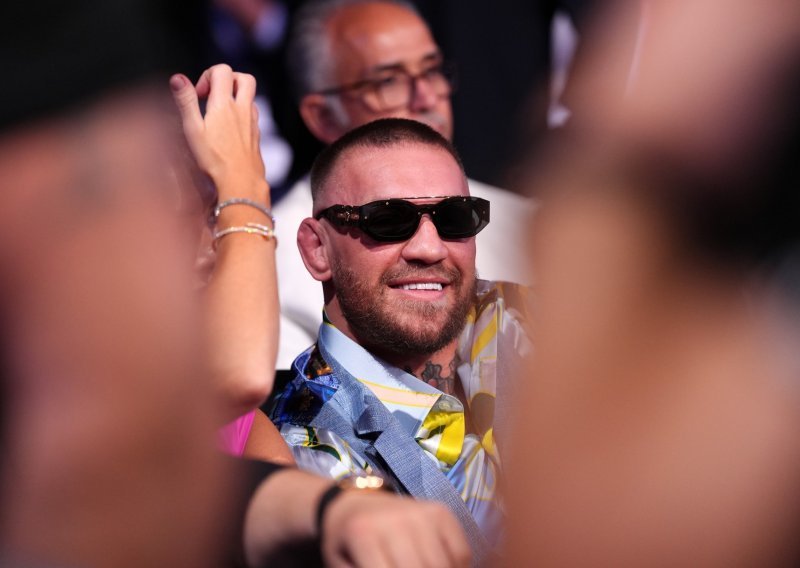 Joshua pada posljednji put, a McGregor skače; pogledajte urnebesnu reakciju