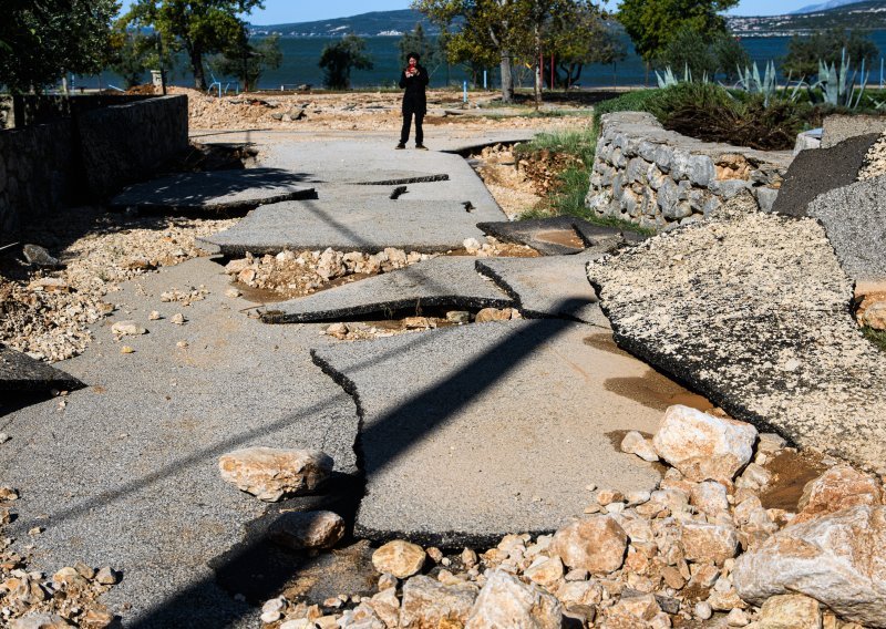 Podignut asfalt, porušena plaža: Ovako izgleda Meka Draga kod Obrovca nakon bujice