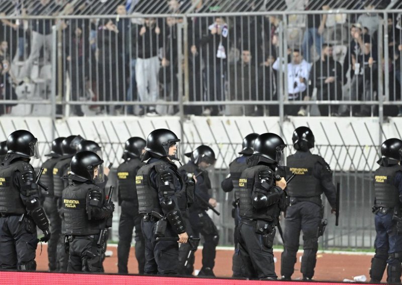 Torcida ušla u Rijeku i krenula prema Rujevici; zaustavila ih je interventna policija