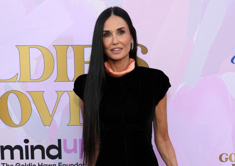 Demi Moore ima divnu haljinu, a njezin vitak struk i poseban detalj ukrali su svu pažnju