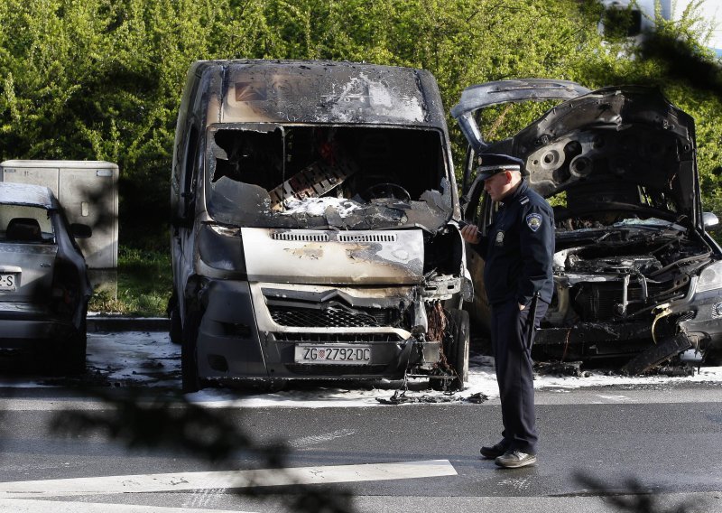 Kraj sjedišta SOA-e izgorjela tri automobila