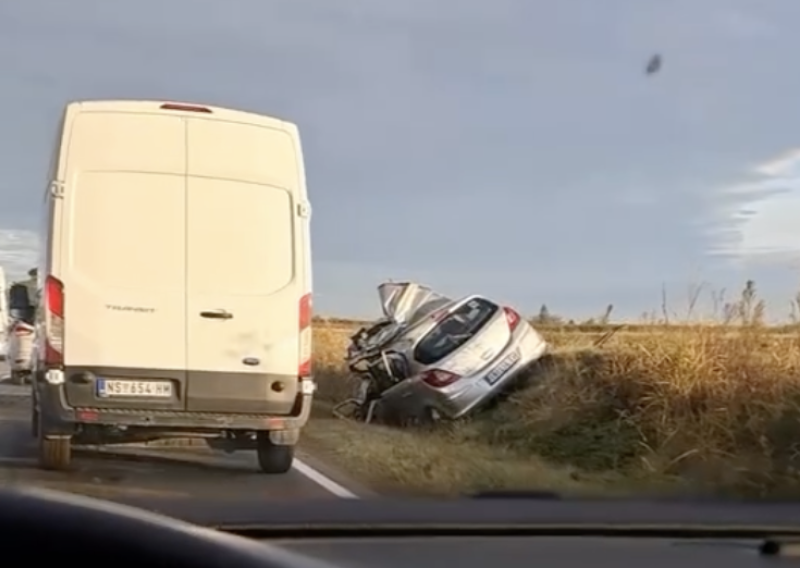 Užas u Srbiji: Sudarili se školski autobus i automobil: Vozač poginuo, ima ozlijeđenih