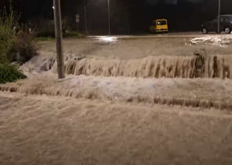 Potop u Istri, blatne bujice teku ulicama: DHMZ izdao posebno upozorenje