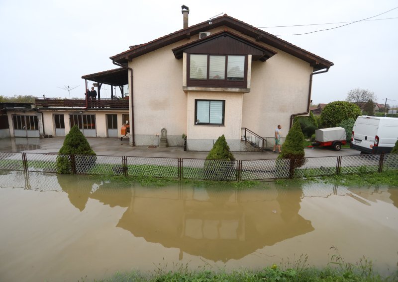 Karlovac se sprema za poplavu, vodeni val stiže popodne