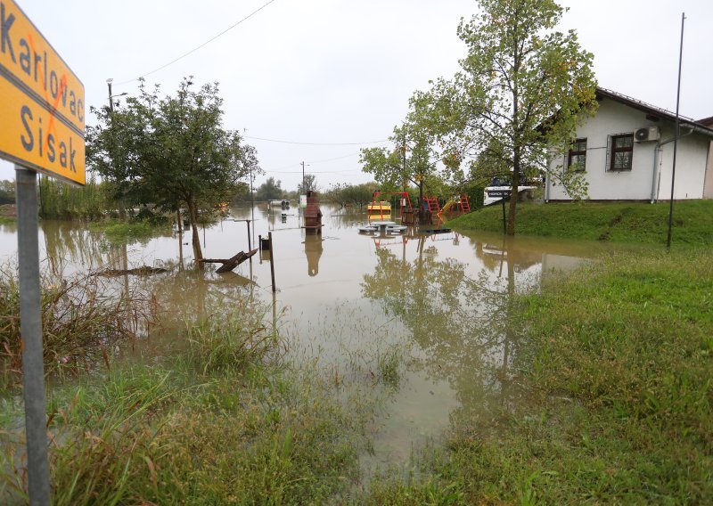 U Karlovcu sve napetije, vrhunac se očekuje poslijepodne: Na teren stižu dodatne snage