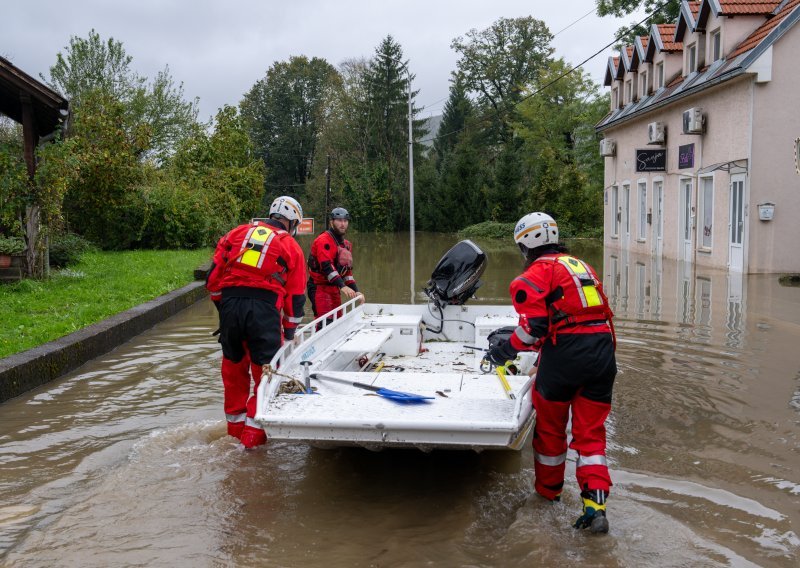 U Ogulinu sve službe maksimalno angažirane, voda ušla u 20-ak kuća