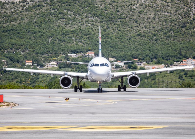 Avion sa 144 putnika prisilno sletio u Zadar