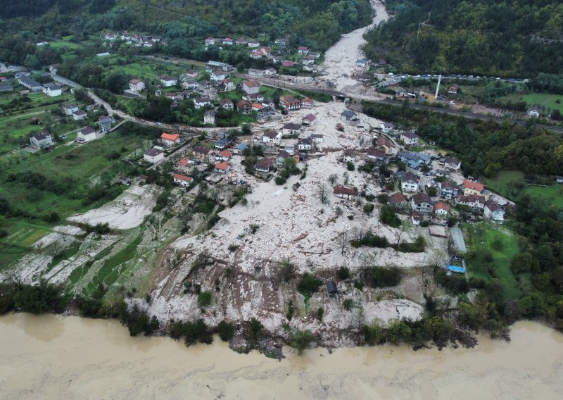 Spasitelji tragaju za nestalima nakon poplava i odrona u Jablanici