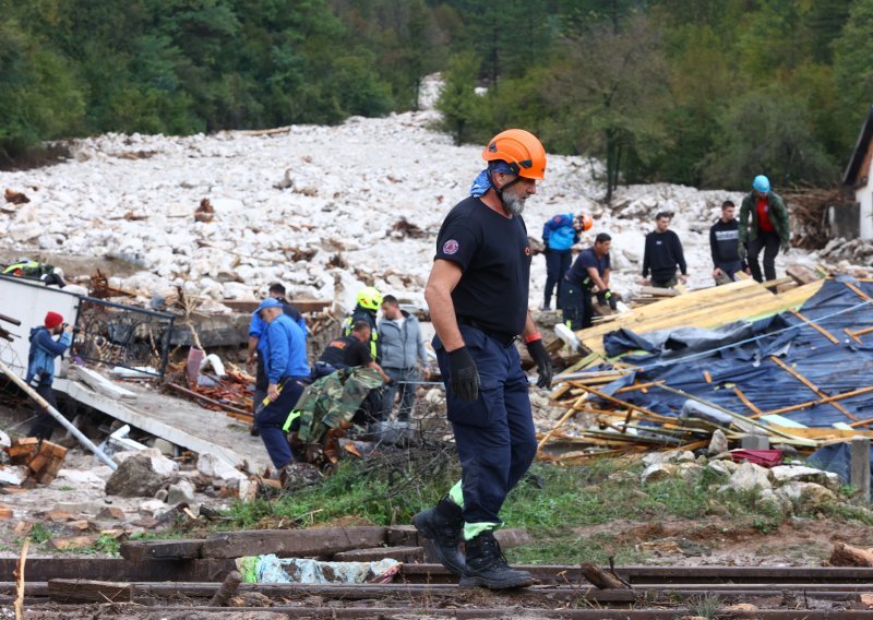 Raste broj žrtava poplava u BiH, slabi izgledi da ima preživjelih