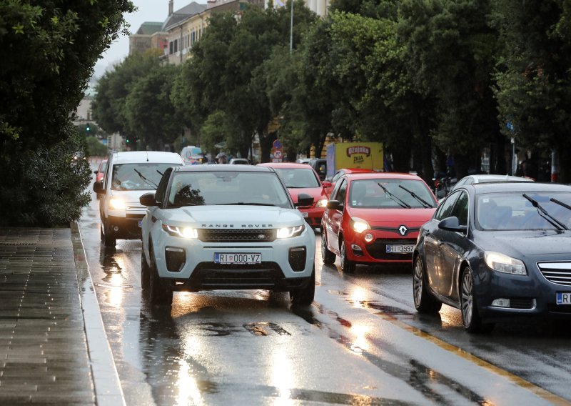 Gusta magla na nekim dionicama, pojedine ceste zatvorene zbog poplava: Mogući su i odroni