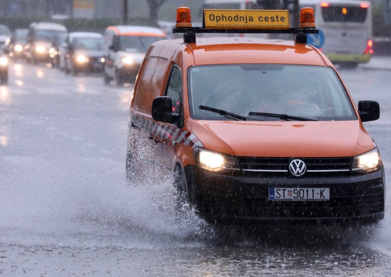 Obilne oborine i olujni udari vjetra, pomorski promet u prekidu: Evo kad slijedi razvedravanje