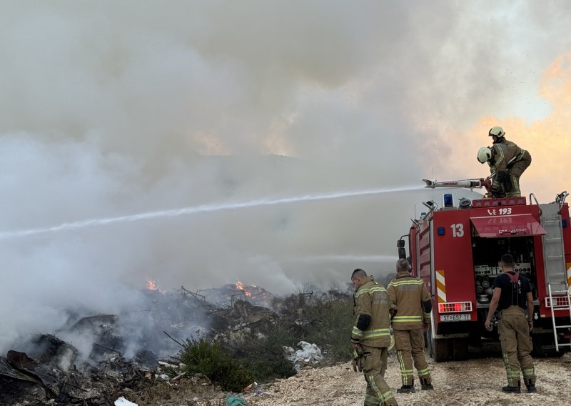 Na Karepovcu i dalje gori: Gusti dim se širi, zapalila se velika količina otpada