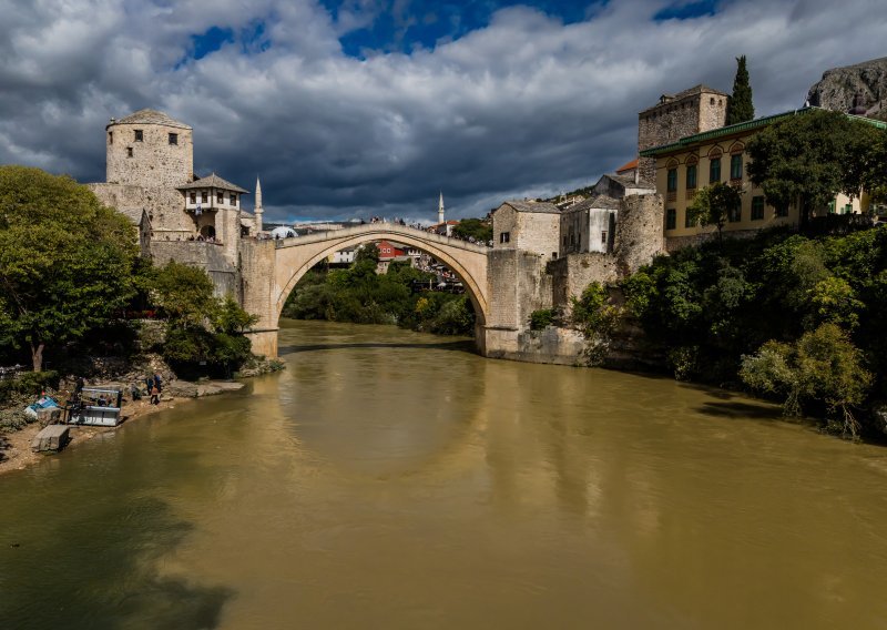 Neretva u Mostaru promijenila boju, sada je smeđa