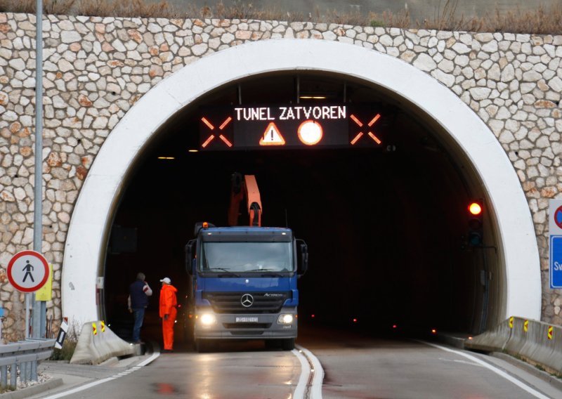 Teška prometna nesreća: Sudar u tunelu Sveti Ilija, jedna osoba poginula