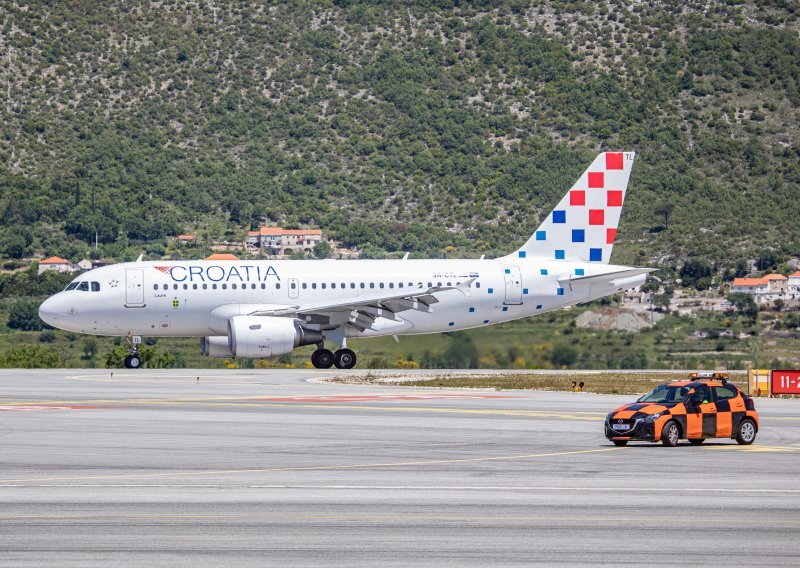 Pas oštetio avion Croatia Airlinesa