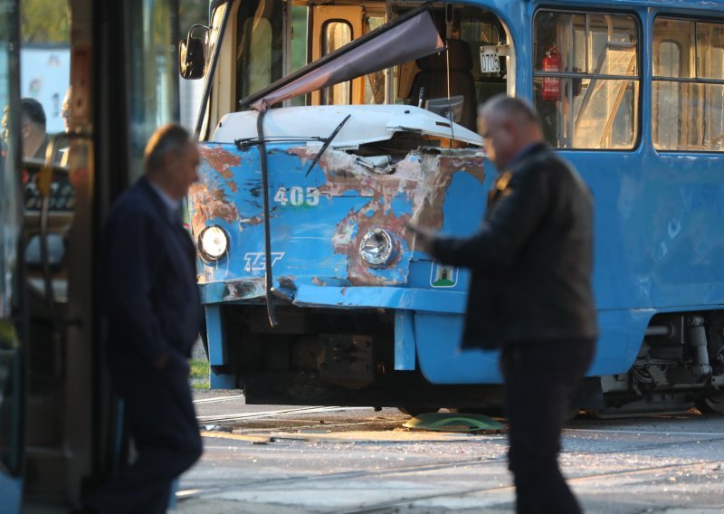 U Zagrebu sudar tramvaja i autobusa, jedna osoba poginula. Prekinut tramvajski promet