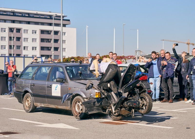 Bili smo na simulaciji crash testa: Pogledajte što se dogodi kad se sudare automobil i motocikl!