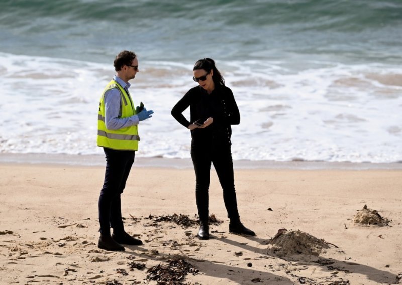 Misterij se produbljuje: Stotine crnih loptica isplivale na obalu u Sydneyju, plaže zatvorene